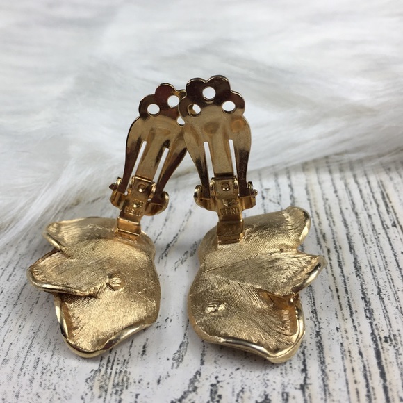 Vintage Kramer Gold Tone Petals Clip-On Earrings - Picture 7 of 8